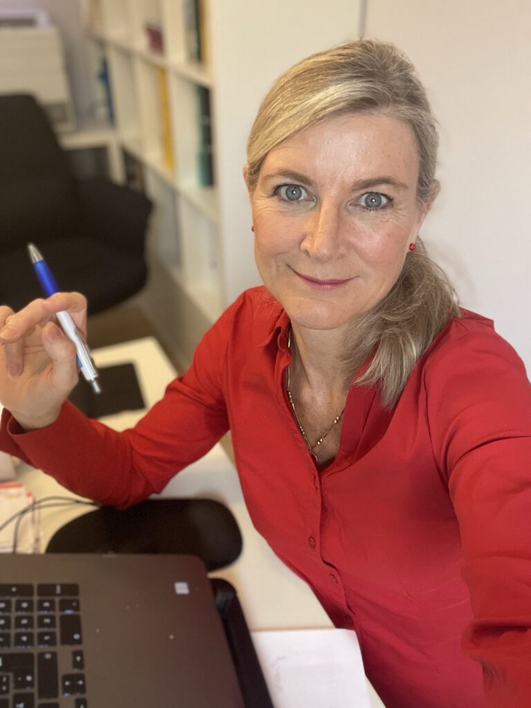 Gerda Friedel sitting in front of her laptop